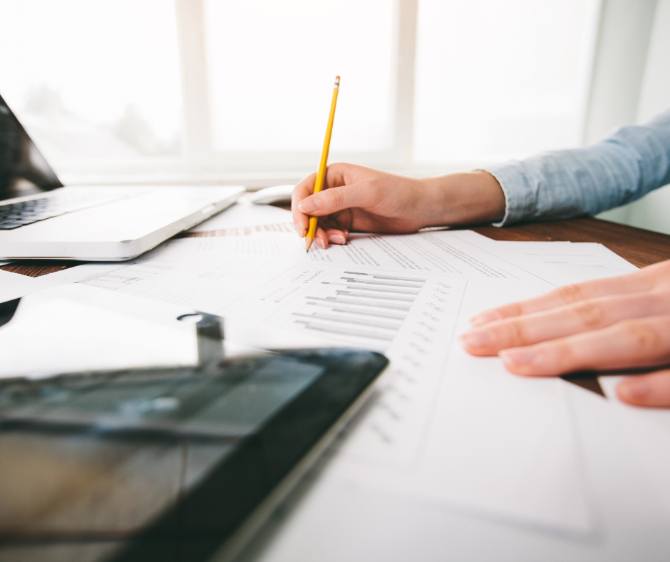 Projekt nowoczesnej strony WWW na laptopie